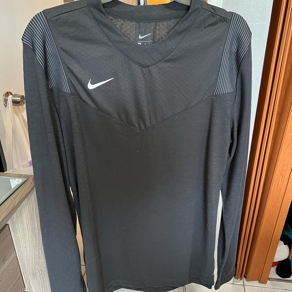 Nike’s dry fit team men’s shirt size m